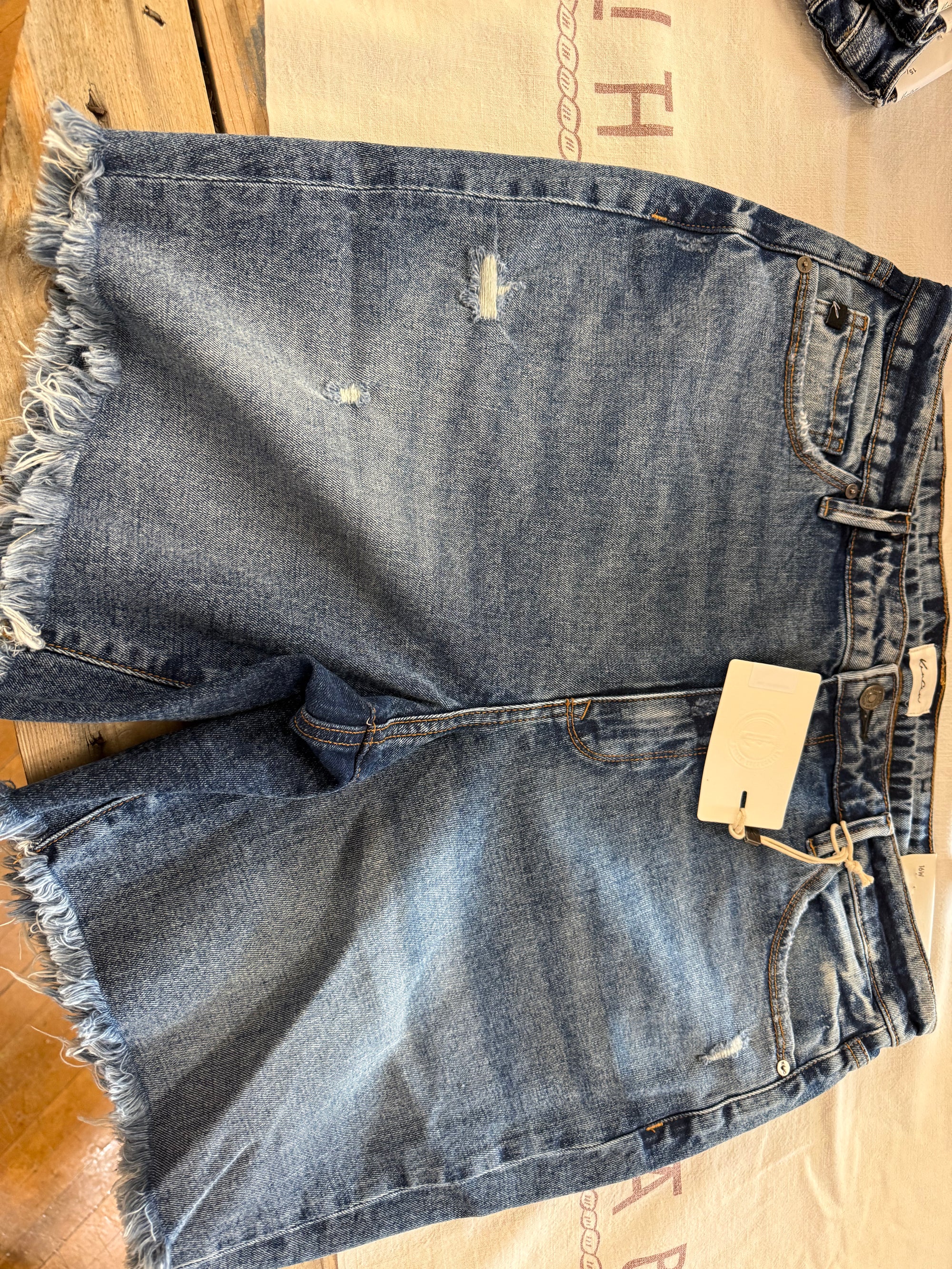 KanCan Queen Lightwash Mom Short
