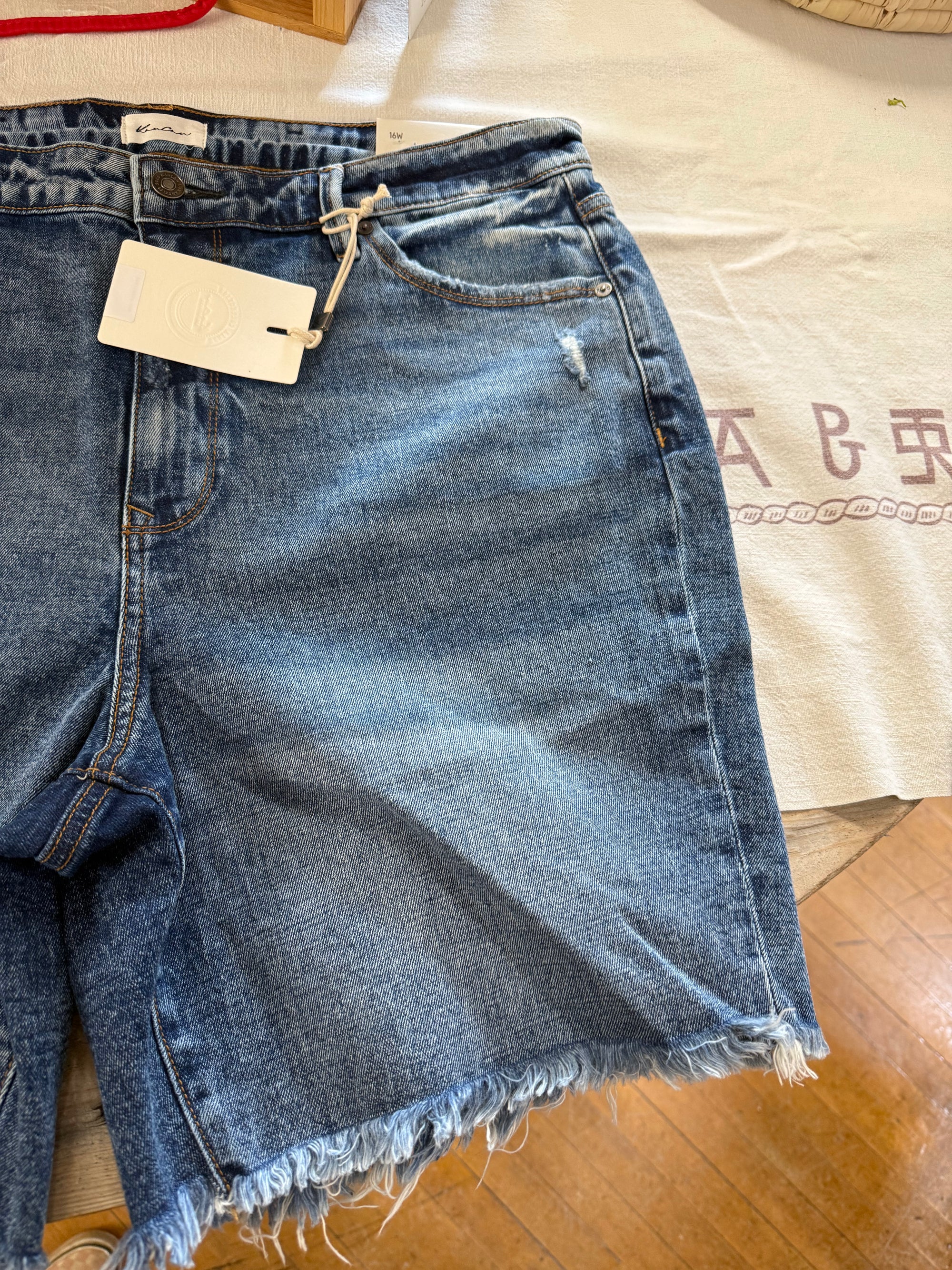 KanCan Queen Lightwash Mom Short